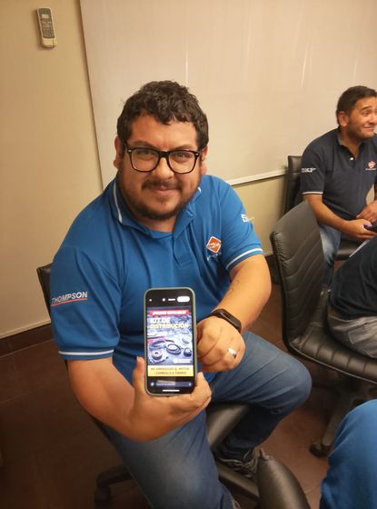 Participante de El Arca de Noé mostrando la pieza digital que creó en la capacitación