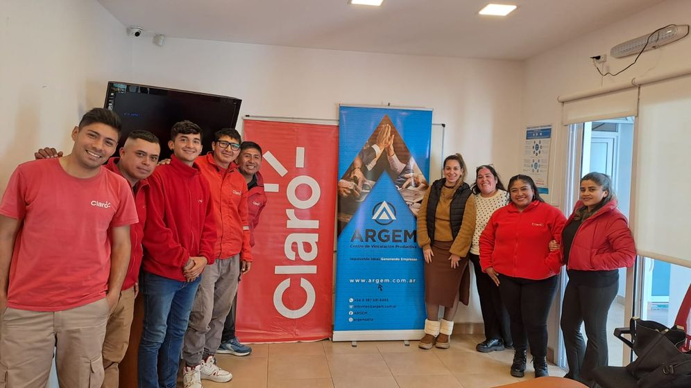 Equipo de Claro junto al banner de ARGEM