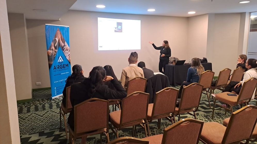 Gabriela Ballerini capacitando al equipo del Hotel Sheraton