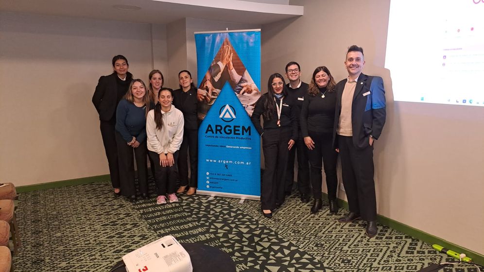Equipo del Hotel Sheraton junto al banner de ARGEM