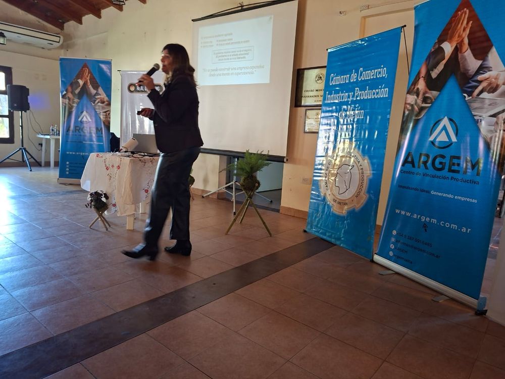 Gabriela Ballerini exponiendo en la Cámara de Comercio, Industria y Producción de Metán