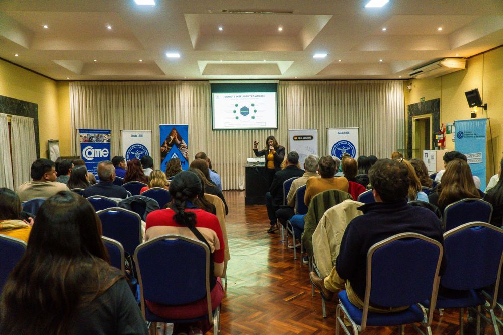 Auditorio completo durante la exposición de Gabriela Ballerini en la Cámara de Comercio e Industria de Salta