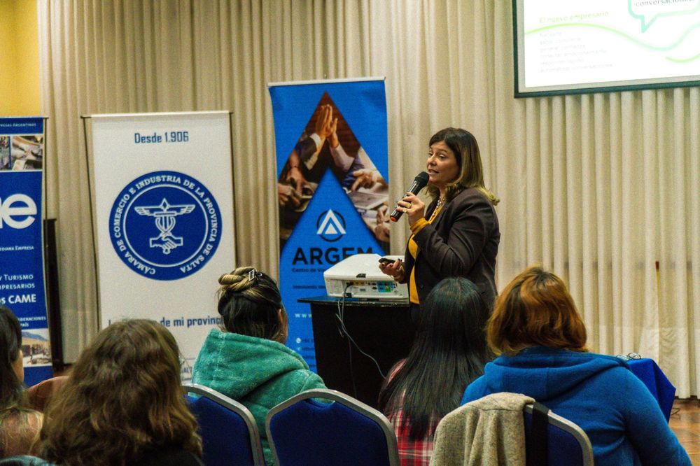 Gabriela Ballerini exponiendo en la Cámara de Comercio e Industria de Salta