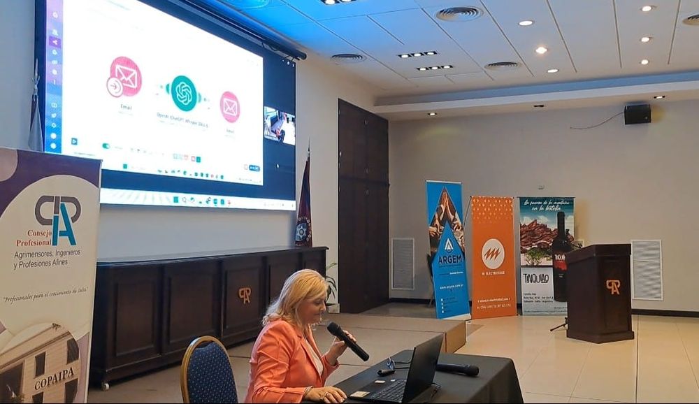 Gabriela Ballerini presentando una automatización con inteligencia artificial en COPAIPA