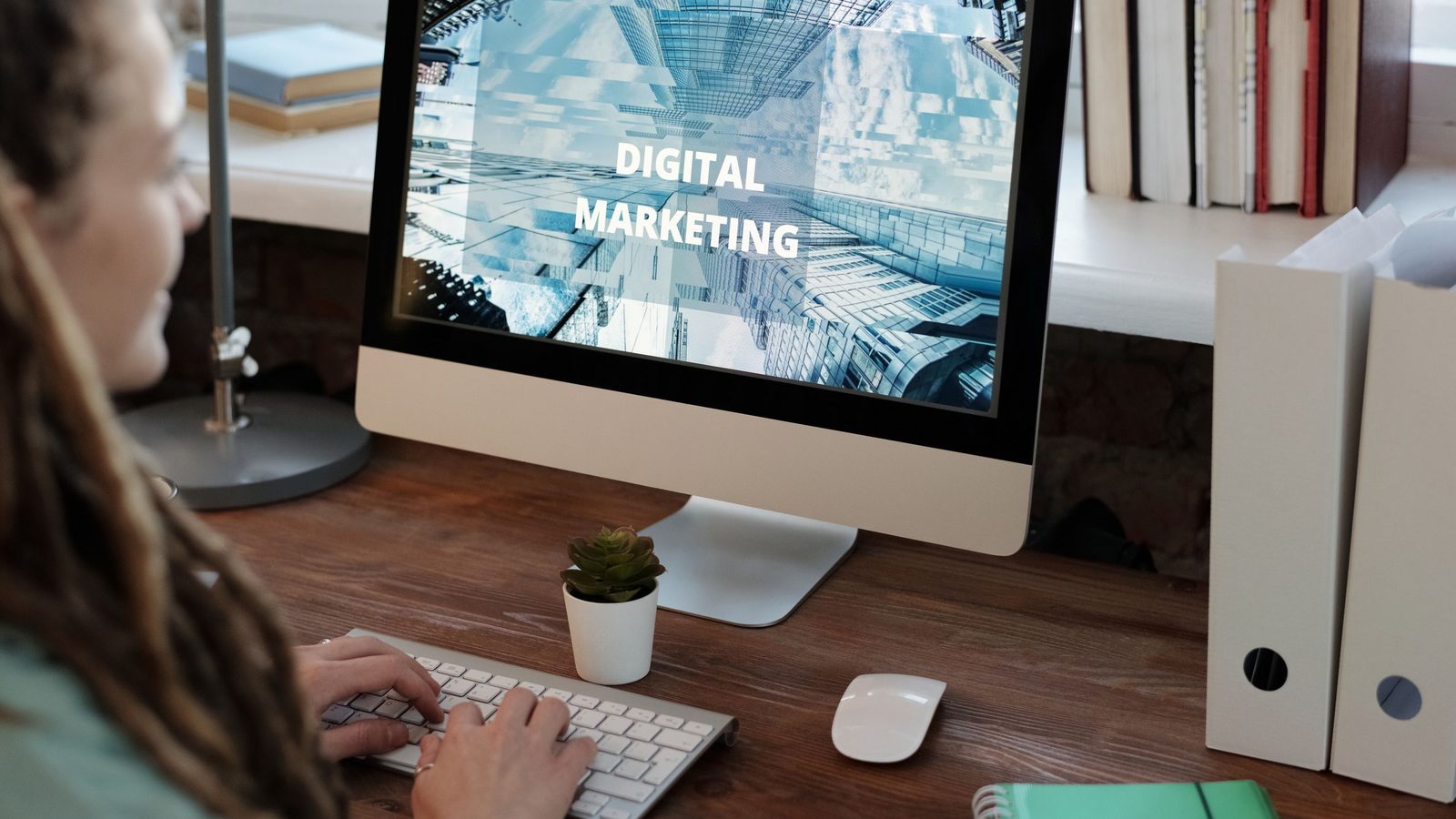 Emprendedora trabajando en un proyecto de marketing digital desde su oficina