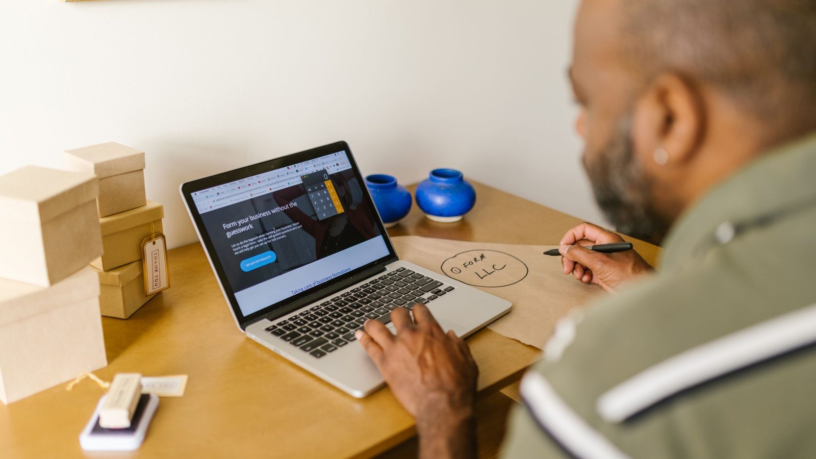 Emprendedor en su escritorio usando una laptop para planificar su negocio